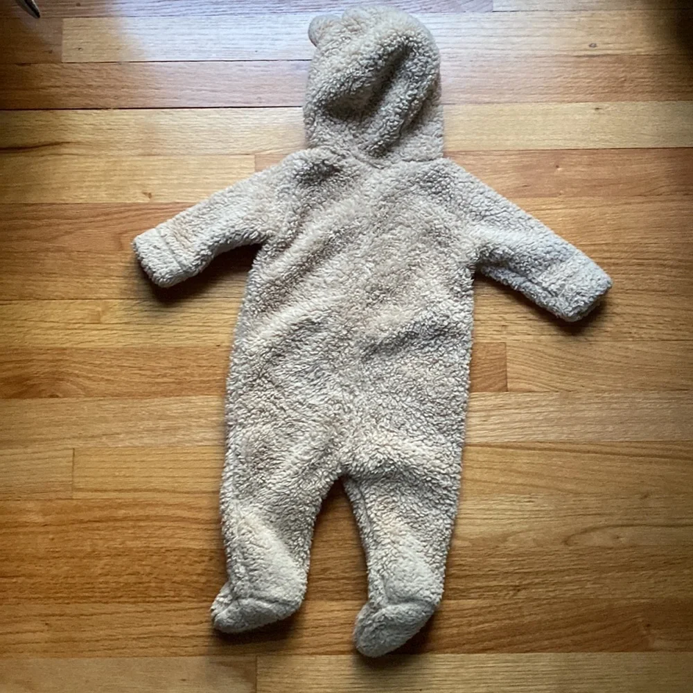 Old Navy Fuzzy Bear Baby Bunting‎ Snowsuit Warm Winter 3-6 months